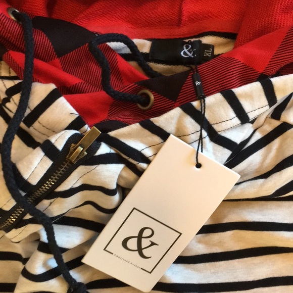 Ampersand Avenue Double Hood - Picture 5 of 5